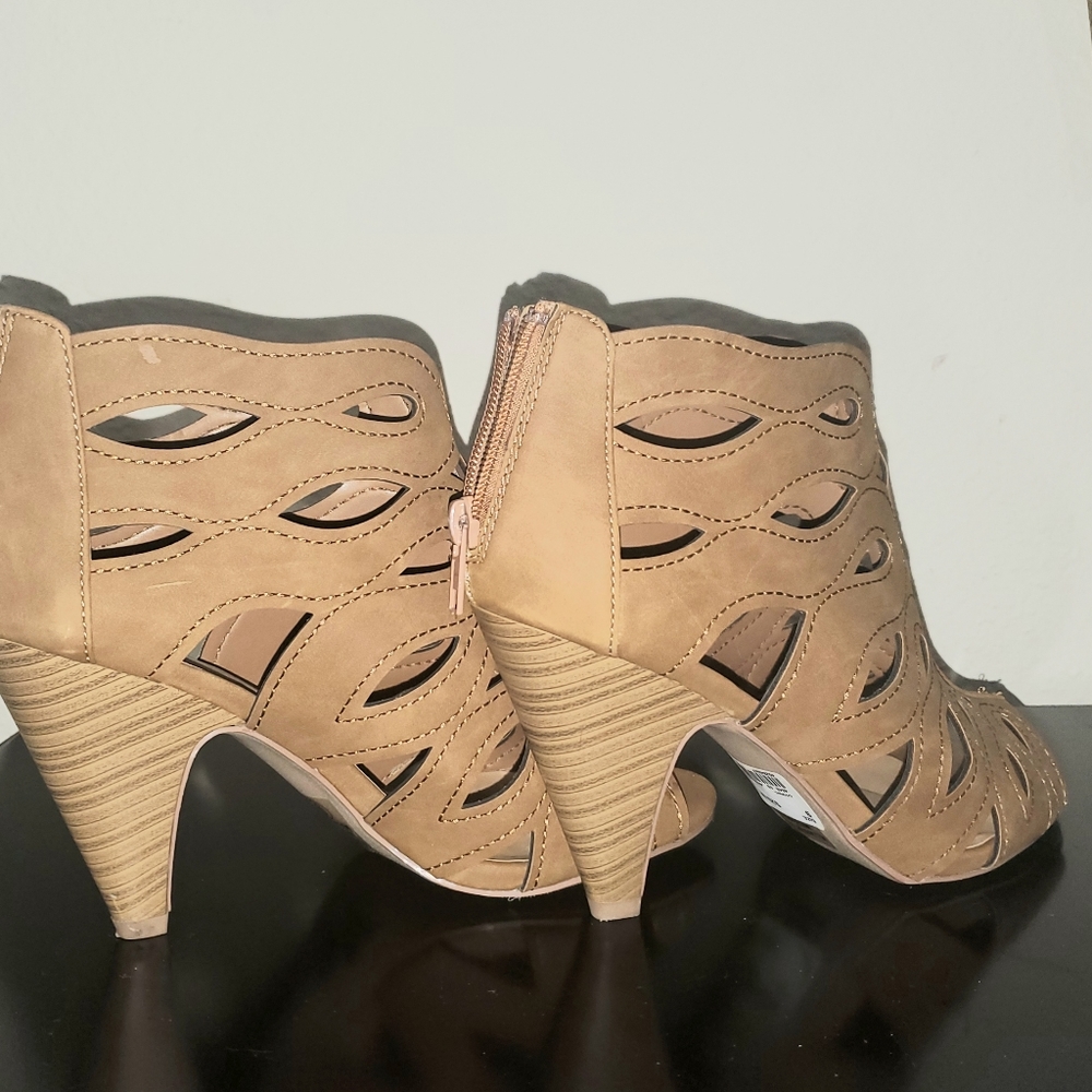 Women's Sandal- New!